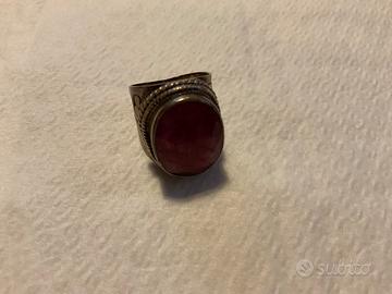 Anello con pietra dura