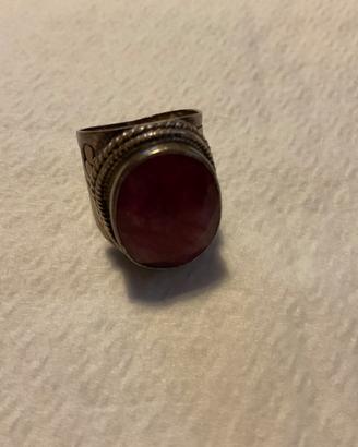 Anello con pietra dura