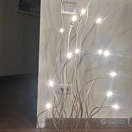 Lampada con braccia flessibili