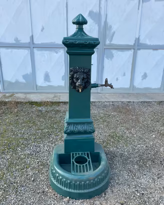 Fontana in ghisa con leone