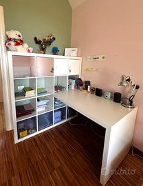 Scrivania IKEA con libreria a cubi annessa