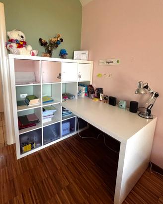Scrivania IKEA con libreria a cubi annessa