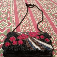 pochette con perline nere e tracolla