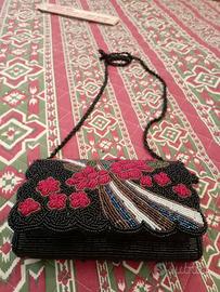 pochette con perline nere e tracolla