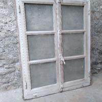 Due finestre rustiche d'epoca