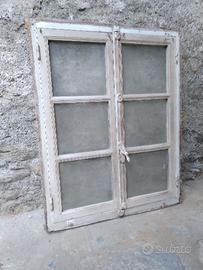 Due finestre rustiche d'epoca