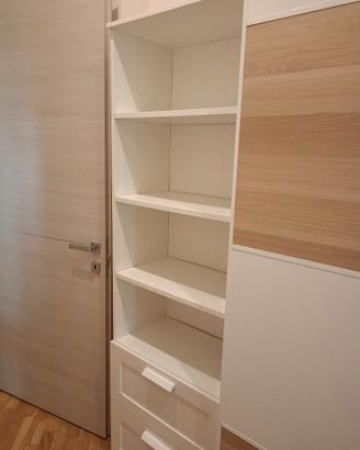 Libreria con cassetti