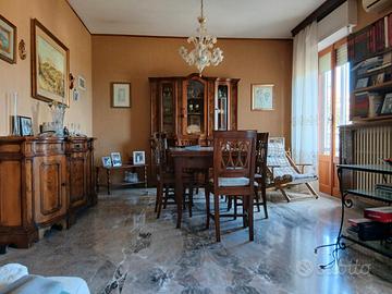 Appartamento su intero piano palazzina vista mare