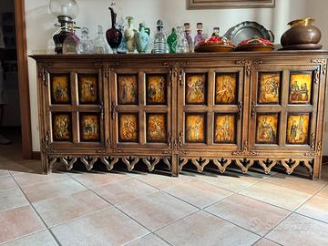 Credenza in legno massello con pannelli decorati