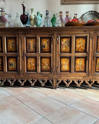 Credenza in legno massello con pannelli decorati