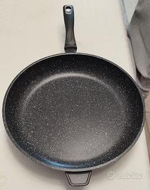 Padella con rivestimento in pietra.