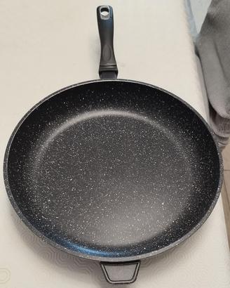 Padella con rivestimento in pietra.