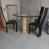 Tavolo rotondo con colonne doriche e piano in vetr