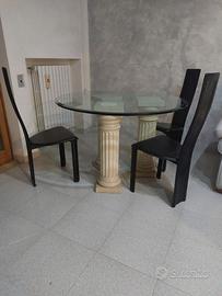 Tavolo rotondo con colonne doriche e piano in vetr