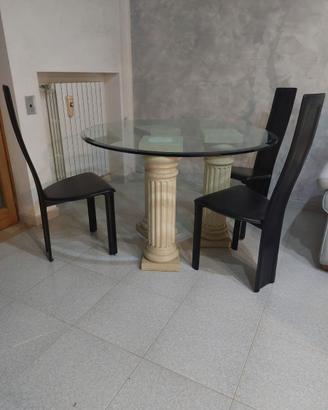 Tavolo rotondo con colonne doriche e piano in vetr