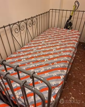 Letto in ferro a doghe e materasso