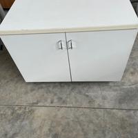 Armadio in legno bianco a 2 ante con rotelle
