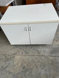 Armadio in legno bianco a 2 ante con rotelle