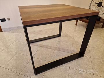 Tavolo quadrato moderno