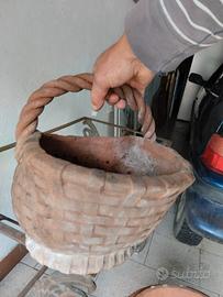 cesto in terracotta  con marchio 
