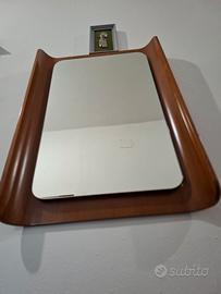 Specchio vintage con cornice in legno curvato 