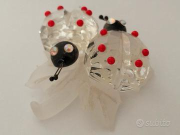 coppia di coccinelle su base satinata e cristallo.