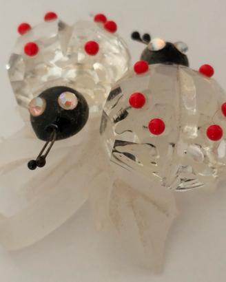 coppia di coccinelle su base satinata e cristallo.