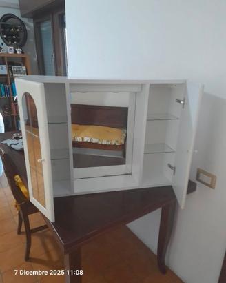 mobiletto bianco da bagno