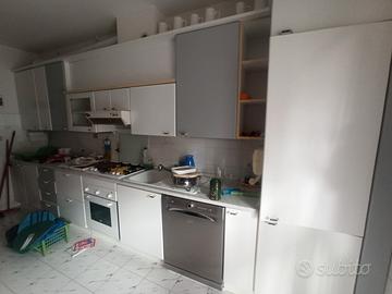 Cucina con elettrodomestici 