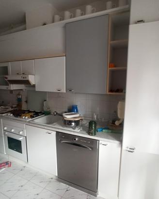 Cucina con elettrodomestici 