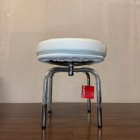 Sgabello Charlotte Perriand LC8 di Cassina
