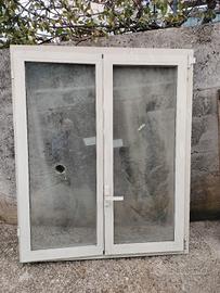 Finestra doppia anta con telaio 