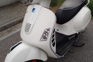 Vespa 300 GTS Super i.e.