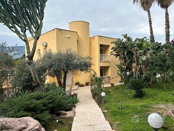 Unifamiliare con piscina e giardino