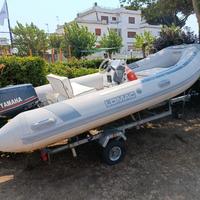 Gommone con motore e carrello omologato