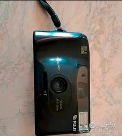 Macchina fotografica Fuji compatta.