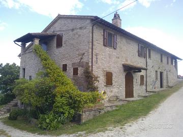 Assisi frazione paradiso case in antico casale
