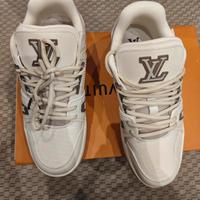 scarpe trainer bianche e grigie 