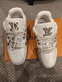 scarpe trainer bianche e grigie 