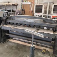 Cesoia a ghigliottina elettrica per lamiera