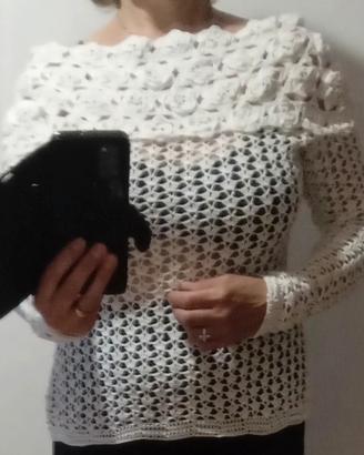 maglia elegante lavorata a mano all'uncinetto 