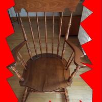 Pregevole sedia a dondolo in legno di noce