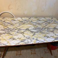 Tavolo antico con sedie