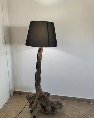 lampada artigianale con radice di pianta di ulivo