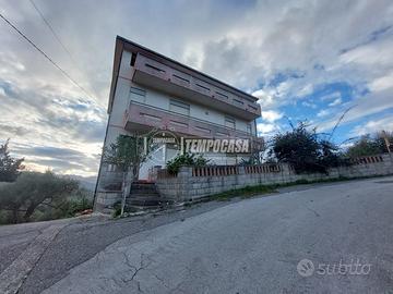 INTERO FABBRICATO CON BOX AUTO E TERRENO A FICARRA