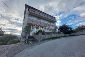 INTERO FABBRICATO CON BOX AUTO E TERRENO A FICARRA