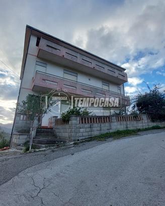 INTERO FABBRICATO CON BOX AUTO E TERRENO A FICARRA
