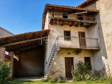 Casa indipendente con giardino privato e magazzino