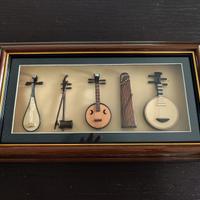 Quadro 3D con miniature di strumenti musicali