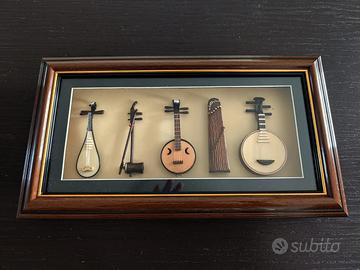 Quadro 3D con miniature di strumenti musicali